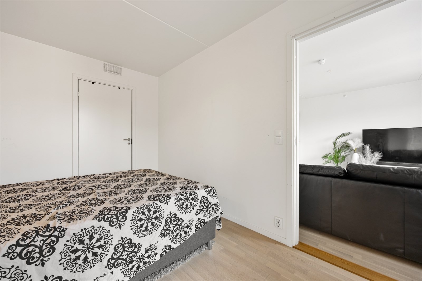 Soverom med plass til stor seng og garderobeløsning, samt tilgang til bod. Galleribilde