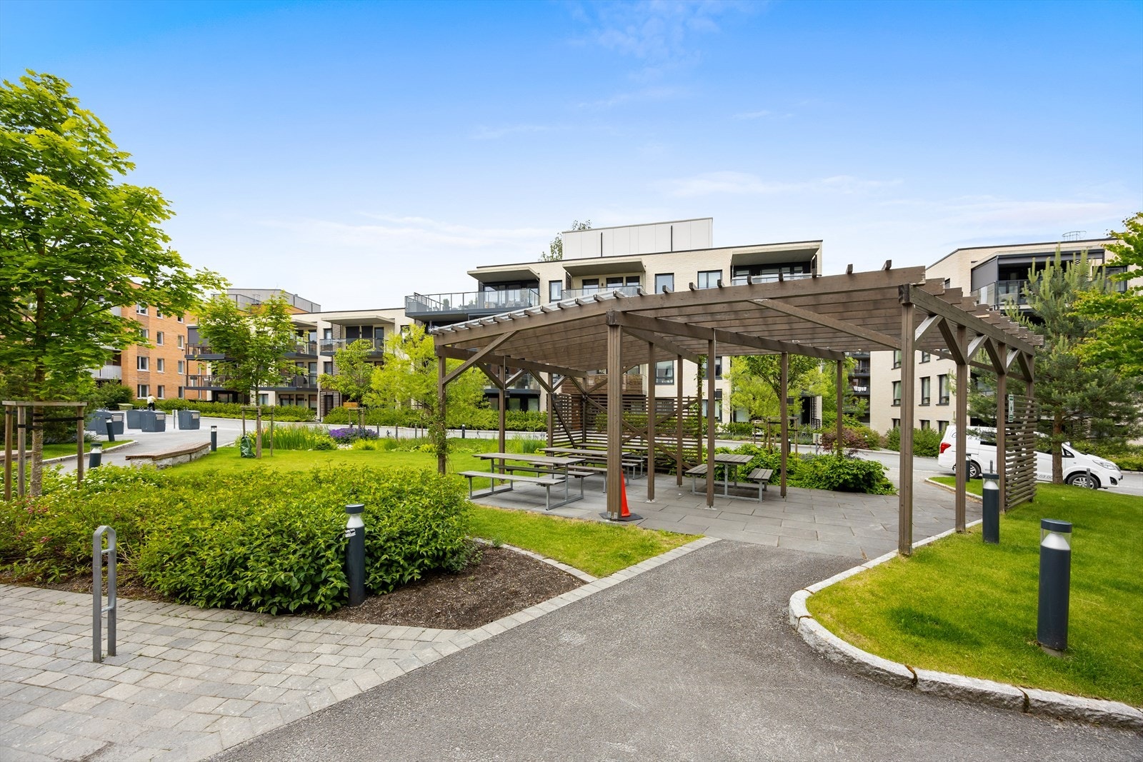 Pergola og benker i fellesområdet skaper perfekte rammer for hyggelige sammenkomster. Galleribilde