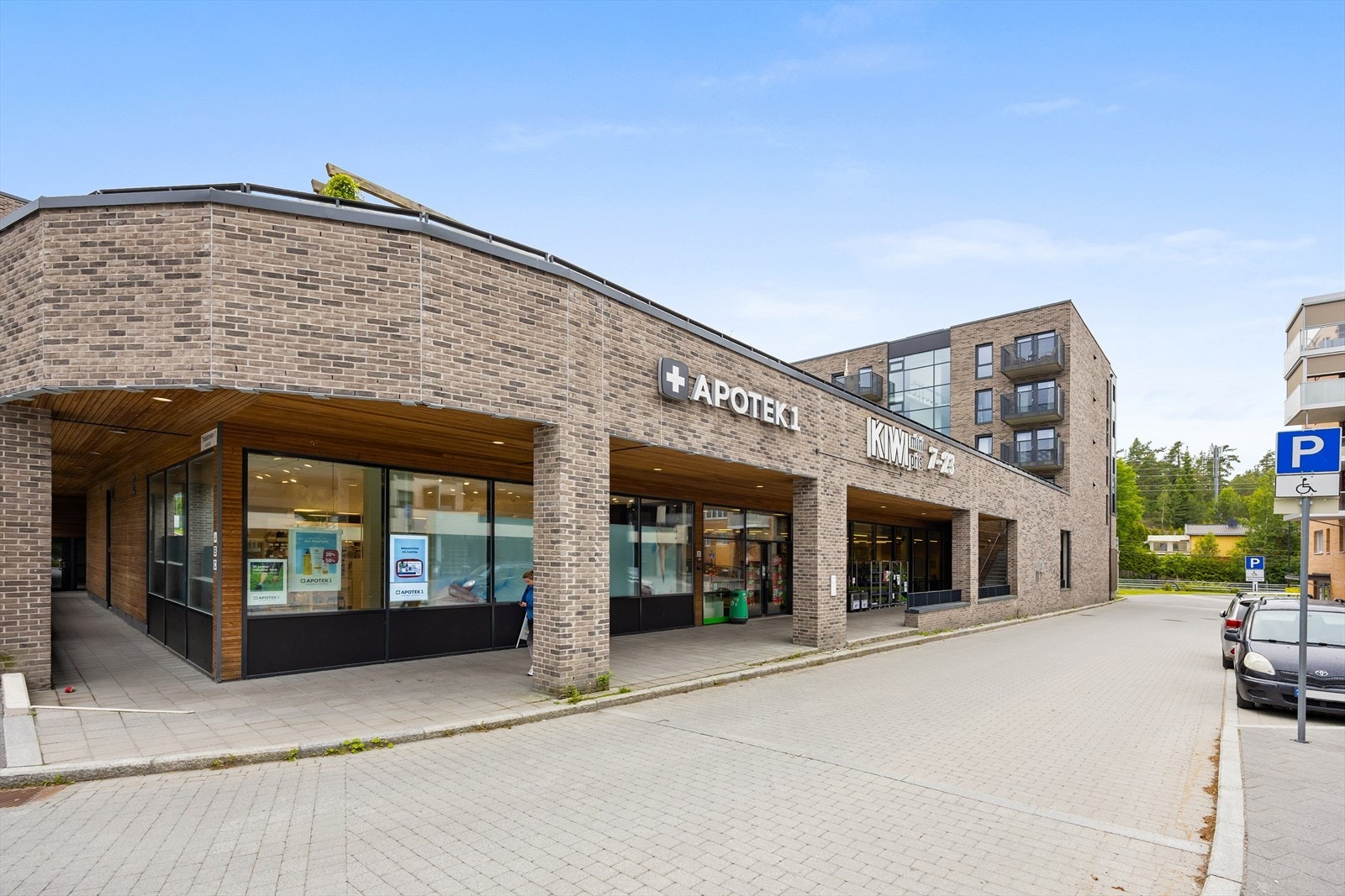 Dagligvare og apotek kun få minutter unna på Myrvoll Torg, for en enkel hverdag. Galleribilde