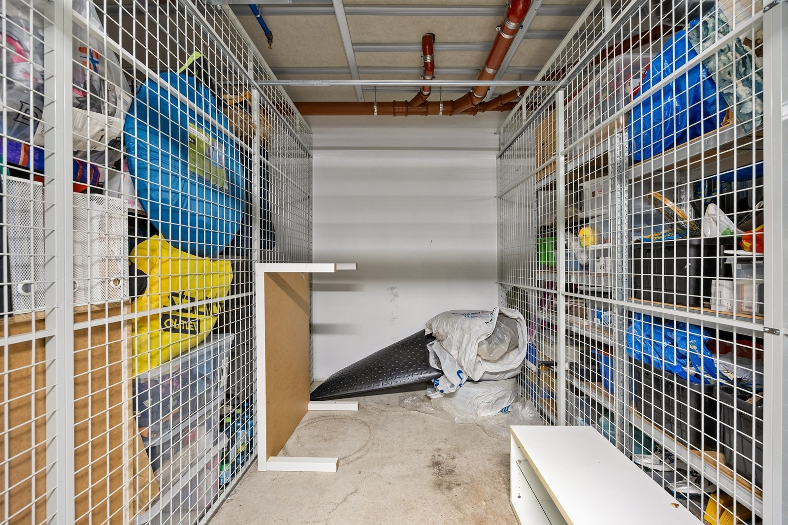 Romslig kjellerbod på 5 m² gir ypperlige lagringsmuligheter for sportsutstyr og sesongvarer. Galleribilde