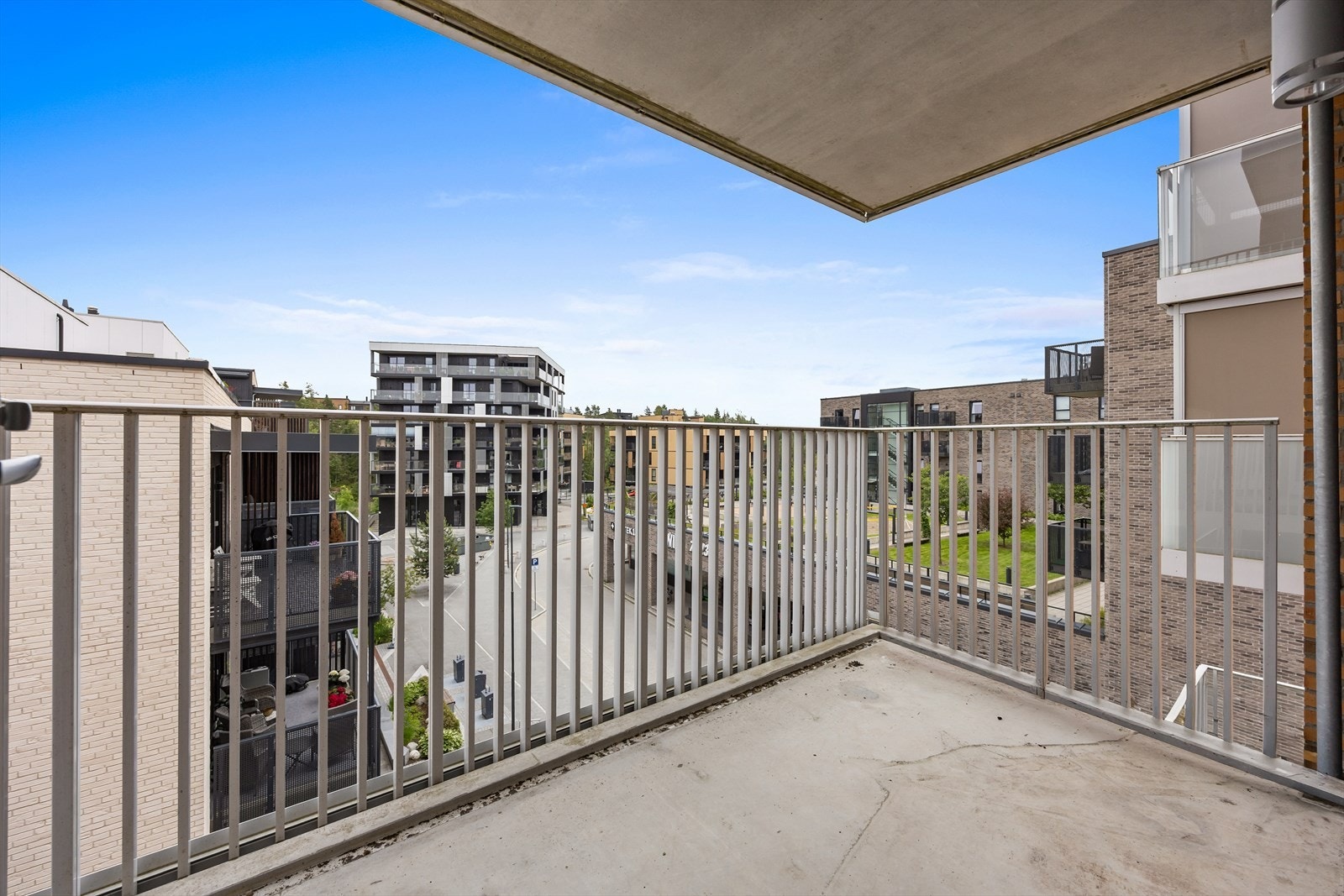 Østvendt balkong på 6 m² gir gode muligheter for utemøbler og rolige morgener. Galleribilde