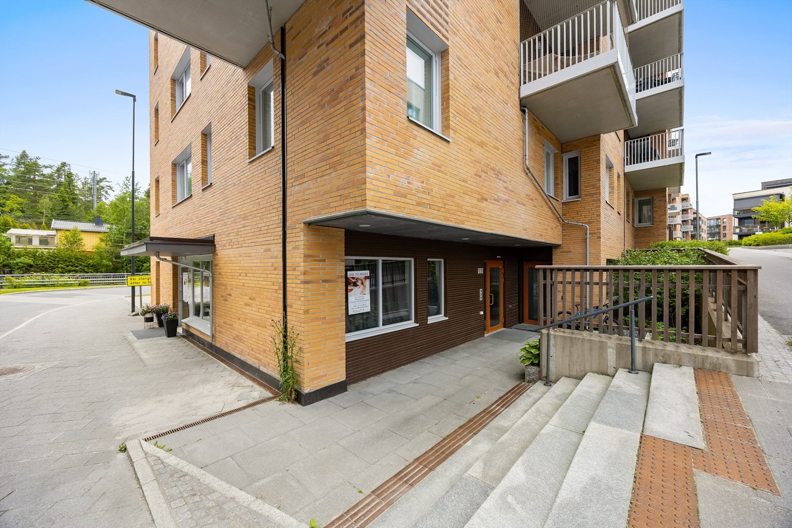 Velkommen til inngangspartiet med moderne uttrykk og enkel adkomst til leiligheten. Galleribilde