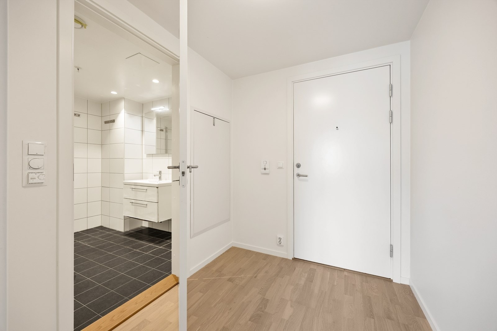 Entréen gir et godt førsteinntrykk med plass til yttertøy og direkte tilgang til bad. Galleribilde
