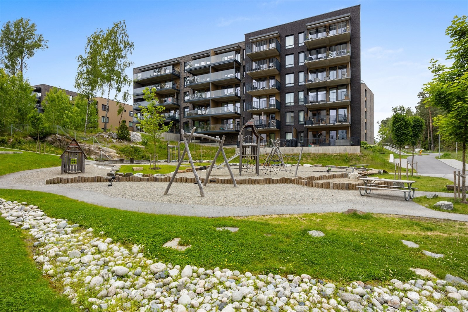 Barnevennlig lekeplass i rolige omgivelser gjør området attraktivt for familier. Galleribilde