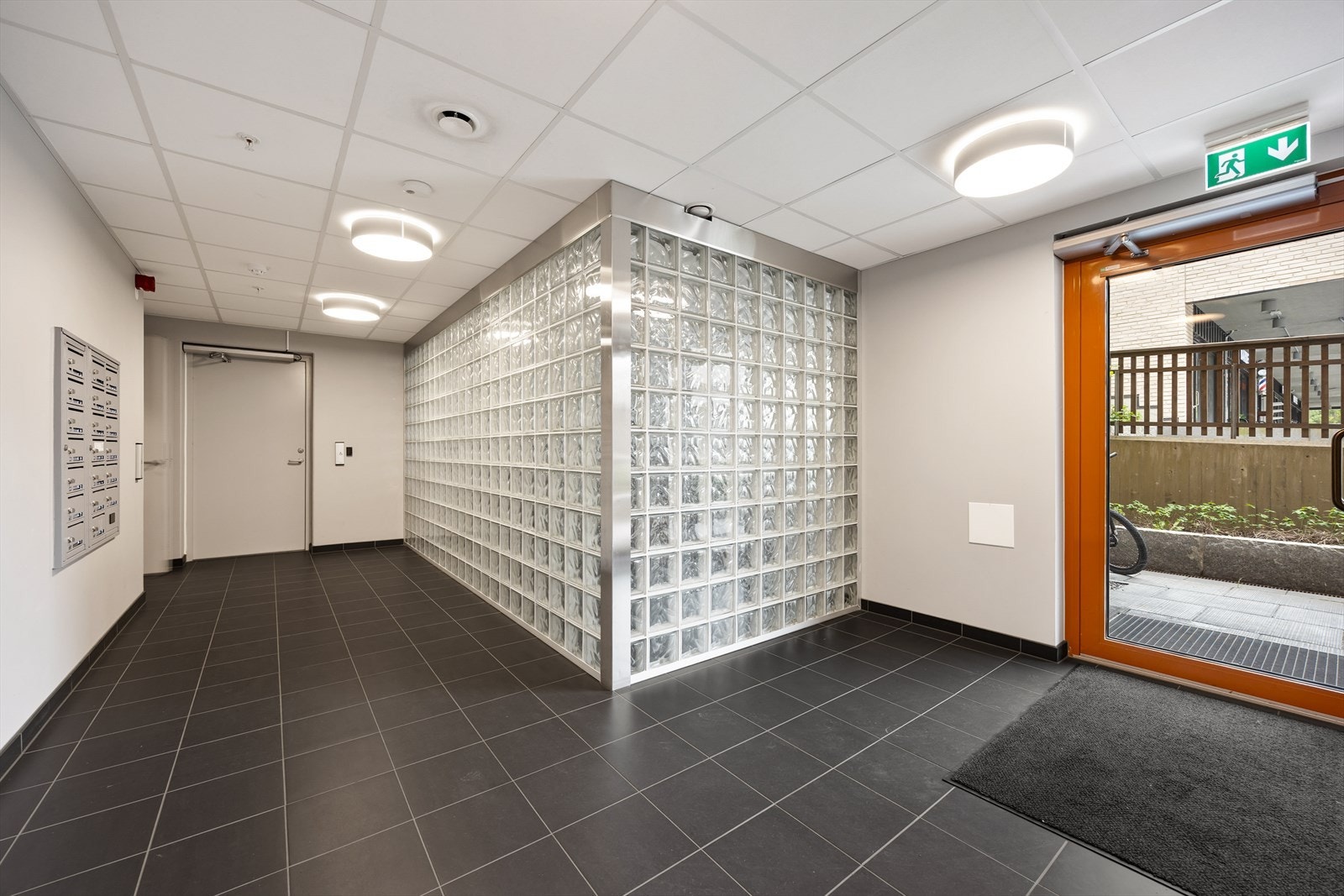 Moderne og innbydende fellesareal med god belysning og adkomstkontroll. Galleribilde