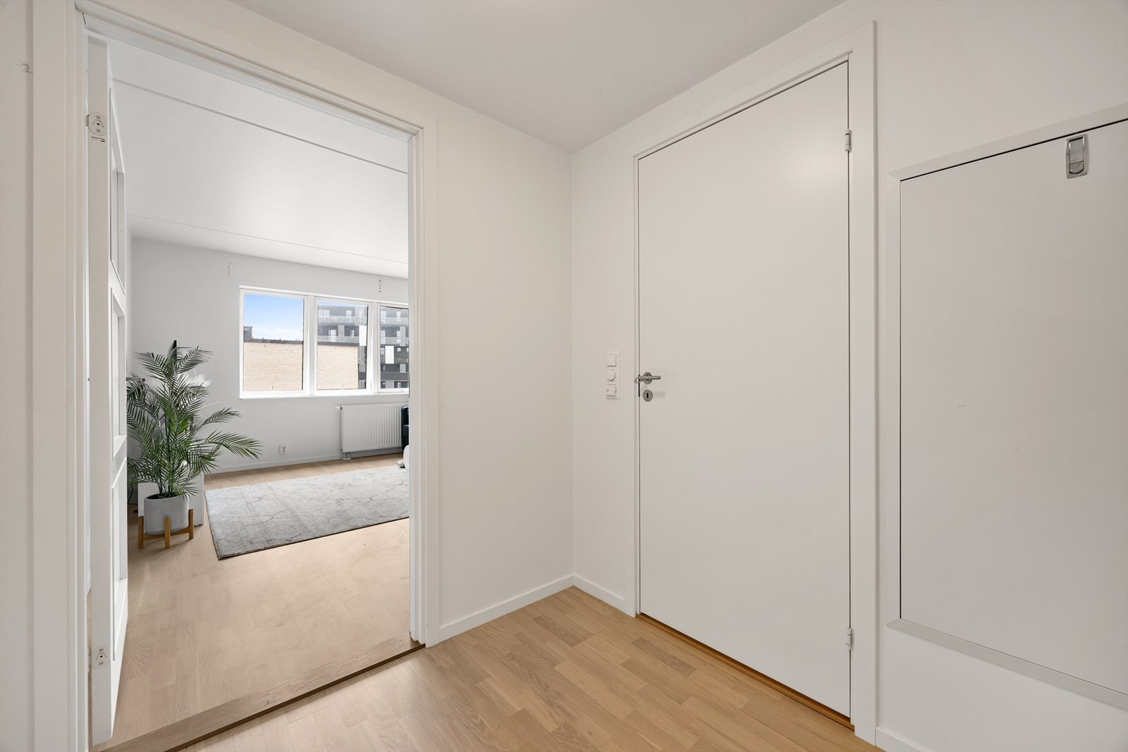 Entré med parkettgulv og dørcalling gir både stil og trygghet. Galleribilde
