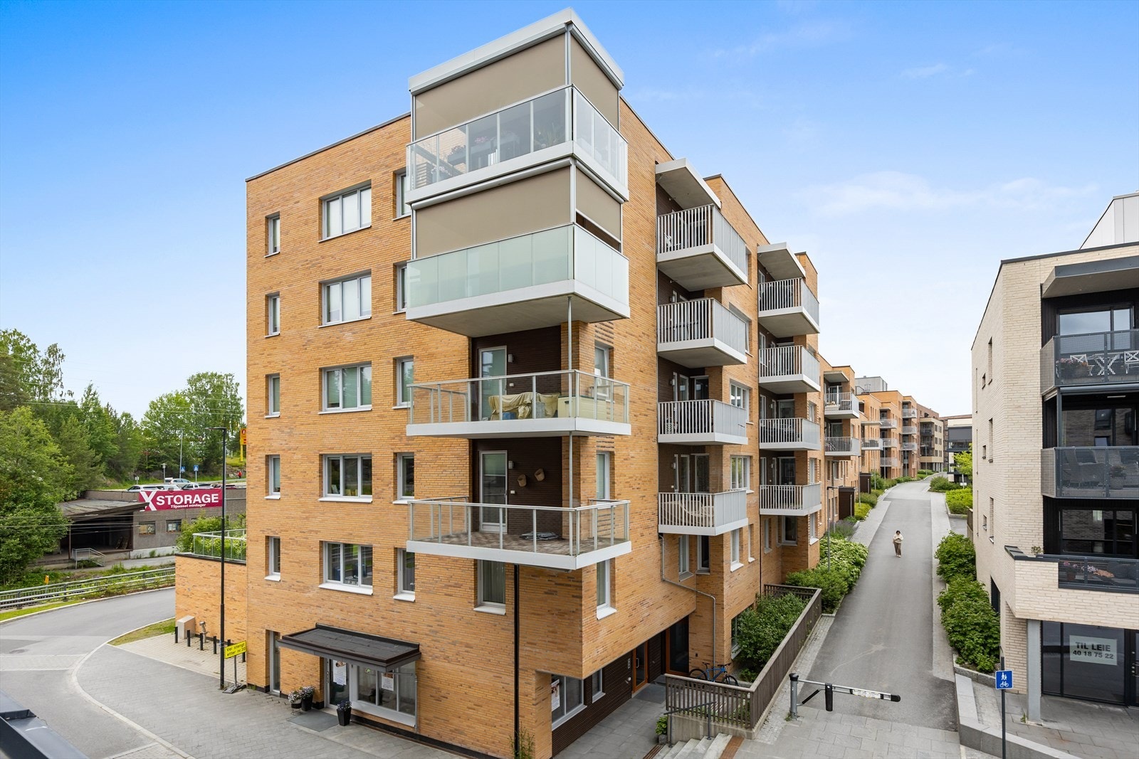 Bygget fra 2020 har teglsteinsfasade og solide balkongkonstruksjoner i betong. Galleribilde