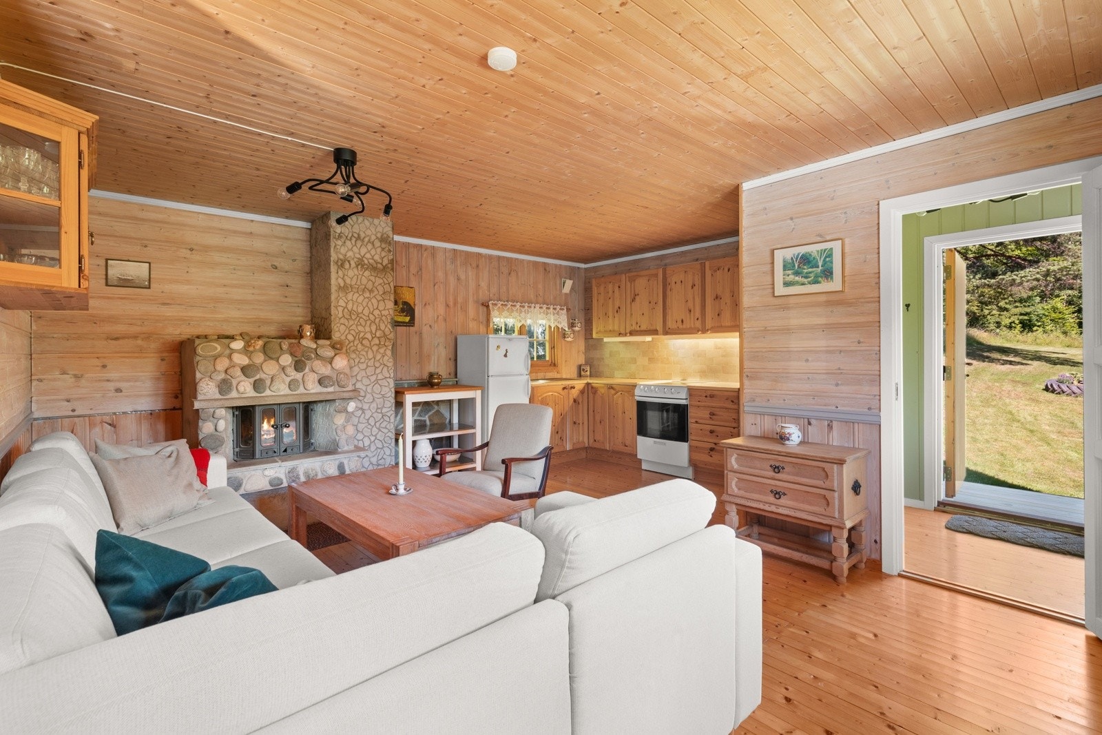 Åpen kjøkken- og stueløsning med enkel adkomst til hagen. Galleribilde