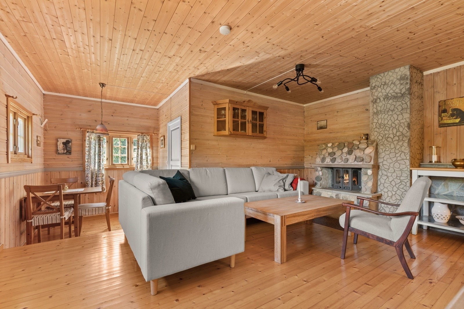 Koselig og lun hytte for en liten familie - den åpne og sosiale løsningen skaper rom for kvalitetstid. Galleribilde