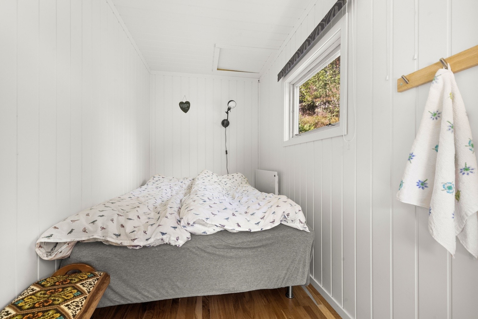 Lyst soverom med egen inngang - rolig og tilrettelagt for en god natts søvn. Galleribilde