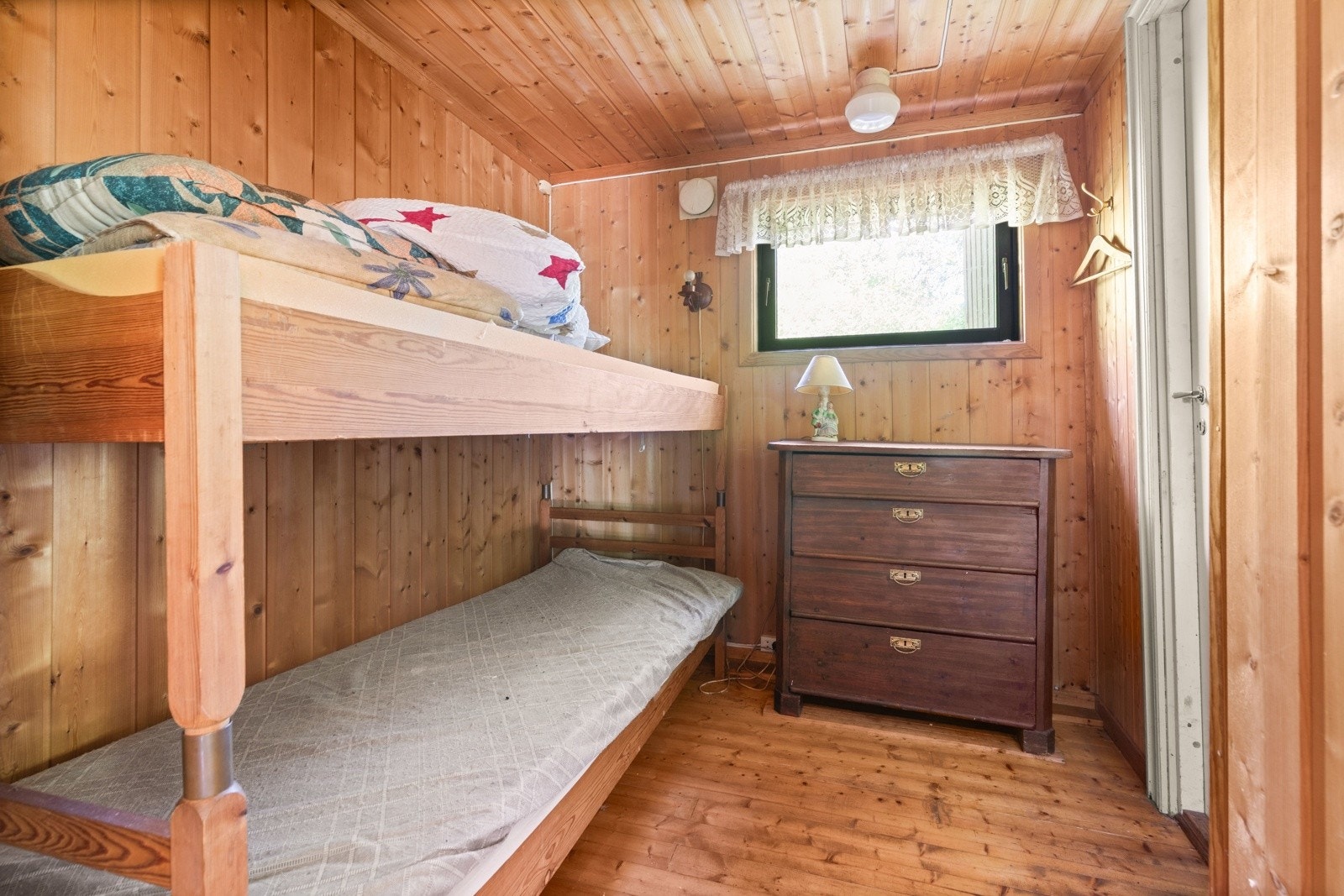 Praktisk utnyttelse av soverommet med køyeseng. Galleribilde