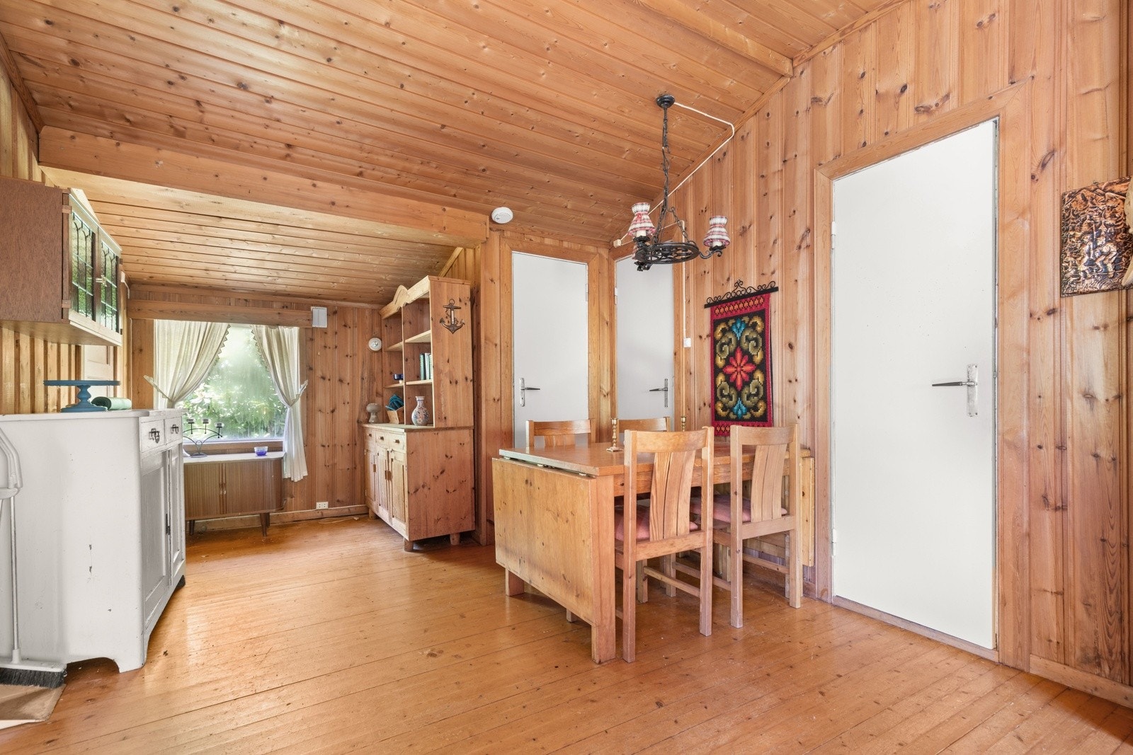 Store vindusflater i begge ender av rommet som slipper inn naturlig sollys. Galleribilde