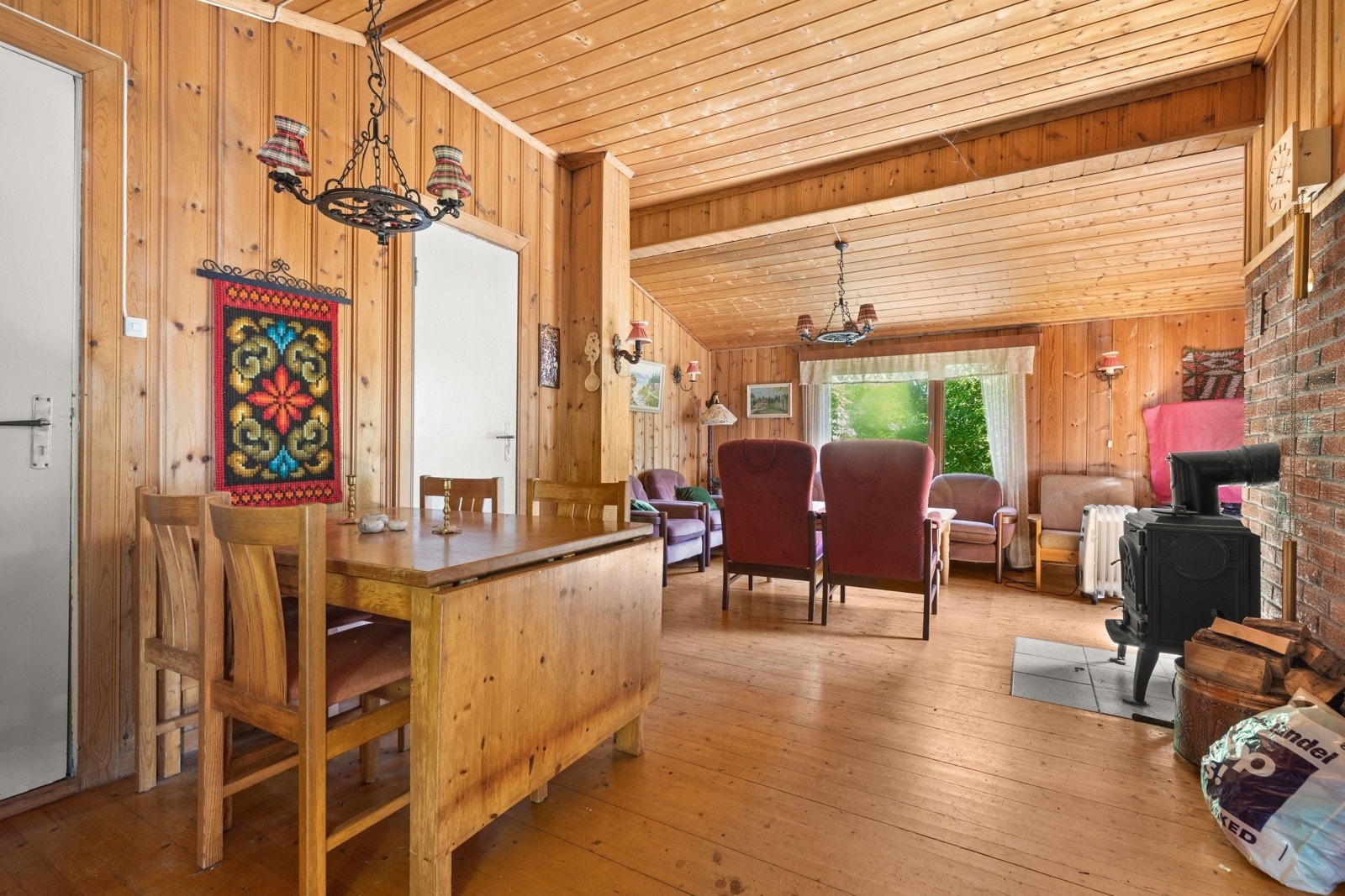 Romslig oppholdsrom med svært god takhøyde - her er det god plass til både en spisegruppe og en sofagruppe uten at det føles overmøblert. Galleribilde