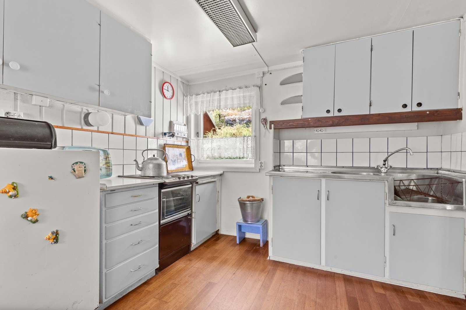 Det er et romslig kjøkken med plass til kjøleskap og komfyr, samt god arbeidsfrihet til å lage mat. Galleribilde