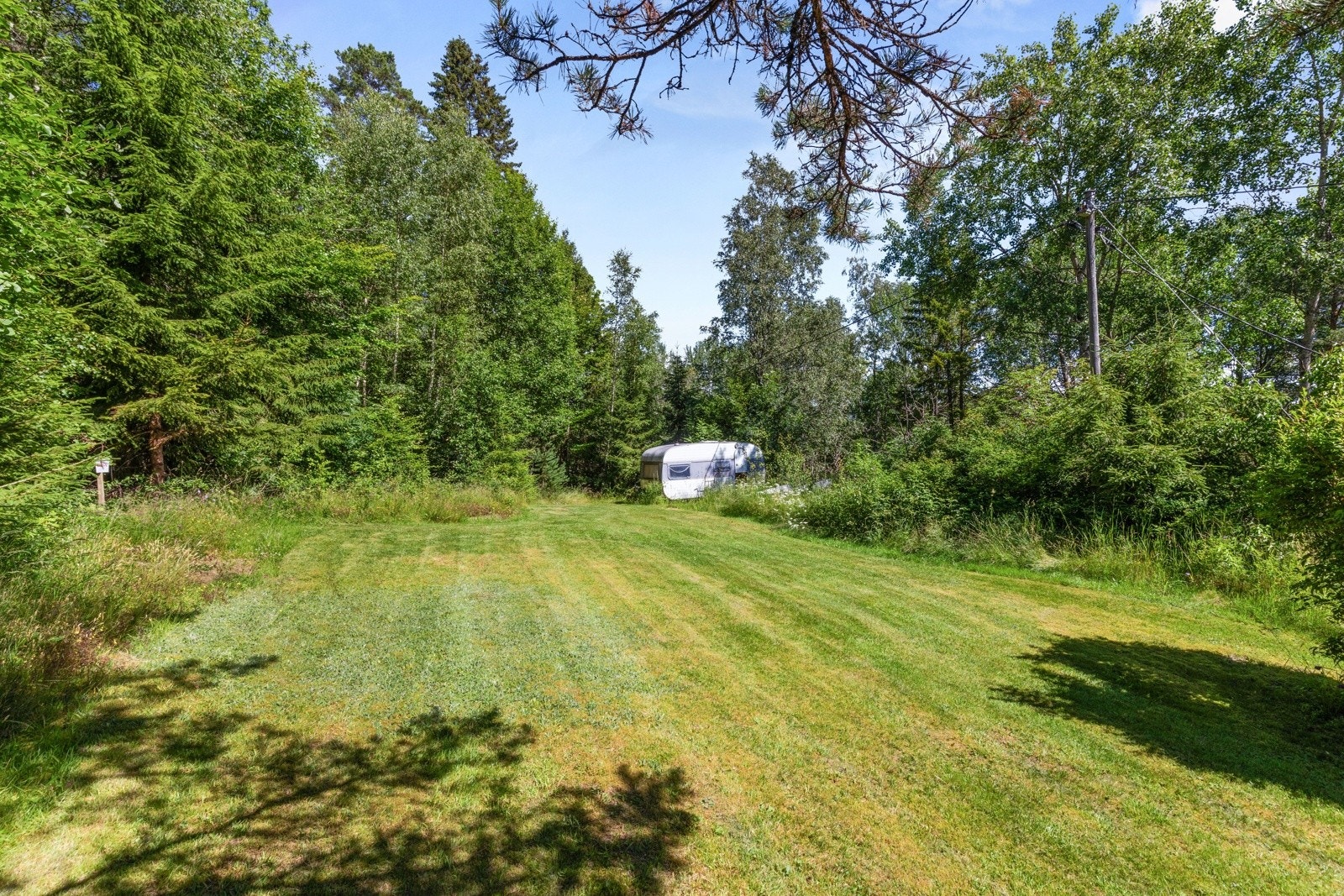 Her får du stille og rolige omgivelser uten nære naboer, hvor fuglekvitter og skogens ro setter rammen for oppholdet. Galleribilde