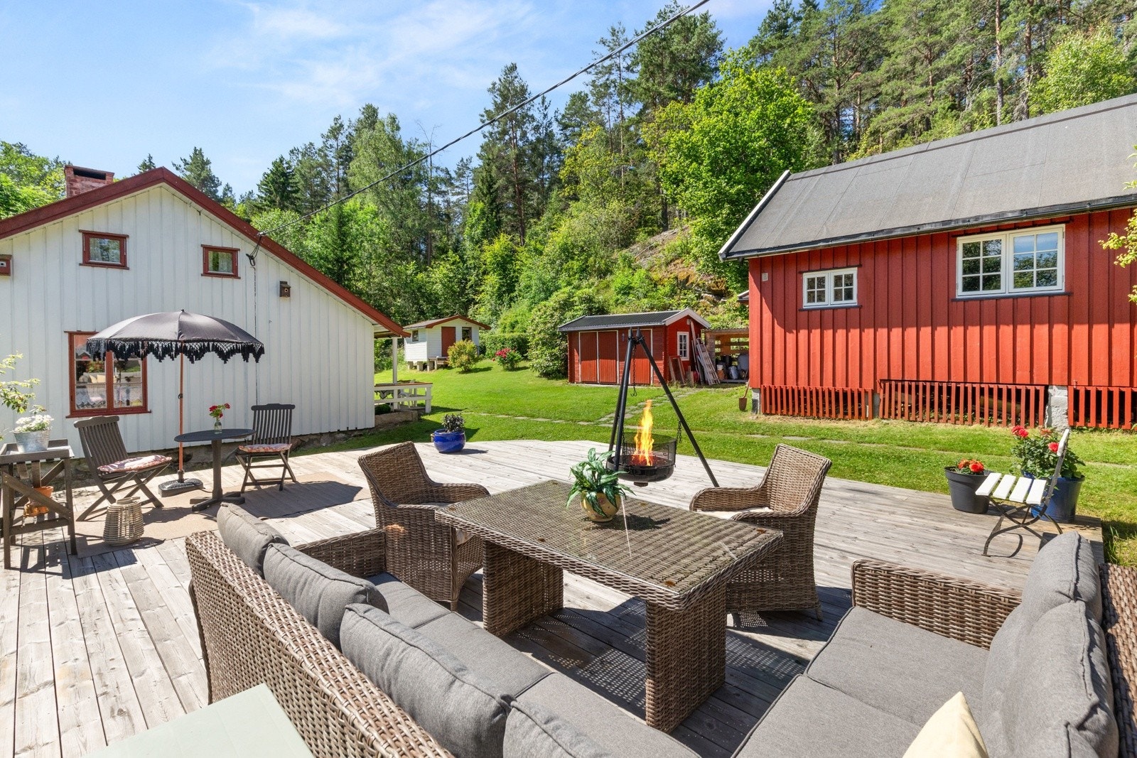 Uteområdet på eiendommen er en virkelig perle - her får du en stor terrasse på hele 60 kvm og en frodig hage med beplantning og god plass til lek og morro. Galleribilde