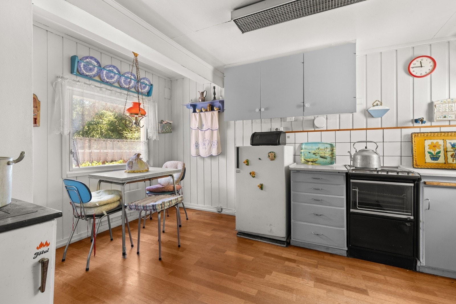 Kjøkkenet er innredet med glatte fronter og har benkeplate av laminat. Galleribilde