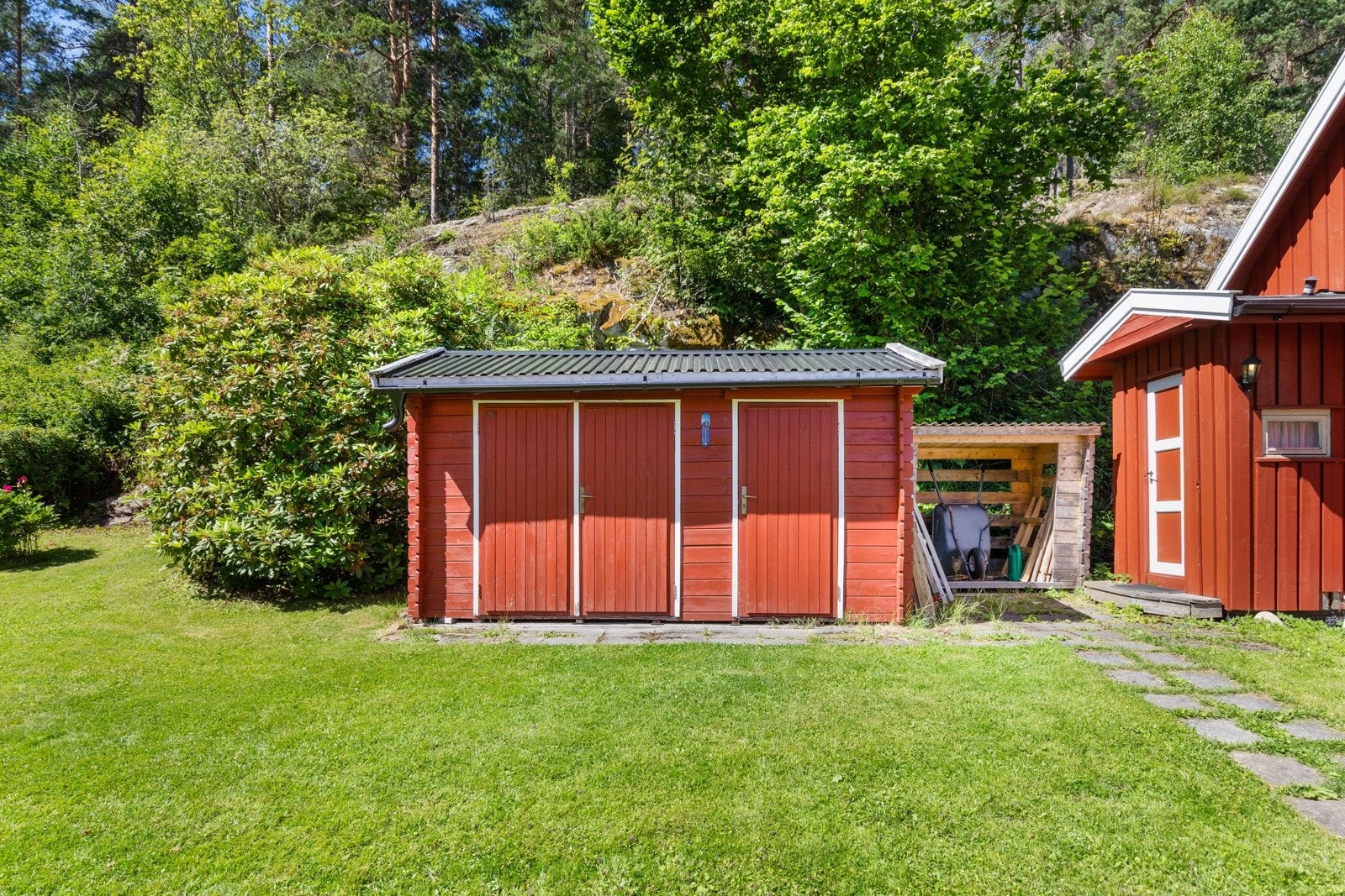 Praktisk bod på 8 kvm, plassert rett ved hytte 2 med god oppbevaringsplass for sportsutstyr, hagemøbler, hageredskaper etc. Galleribilde