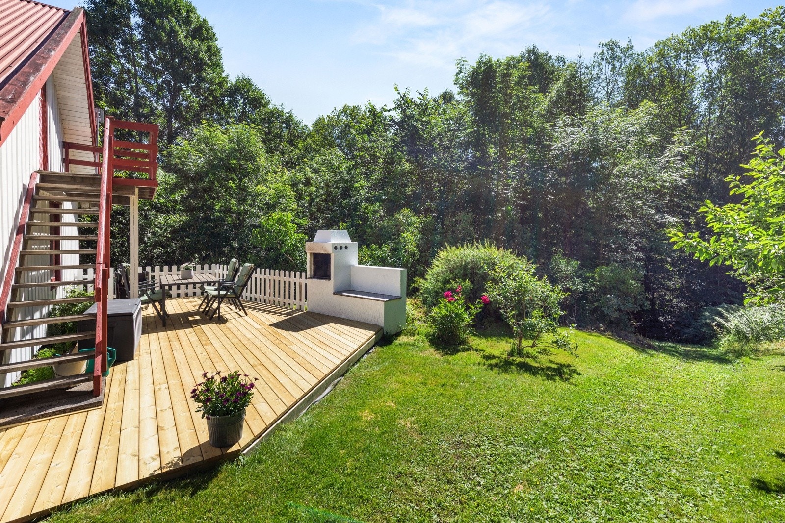 For å komme til overetasjen går man opp trappen på utsiden av bygget. Her er det også en ny terrasse på 44 kvm, perfekt for å nyte måltidene utendørs i sommervarmen. Galleribilde