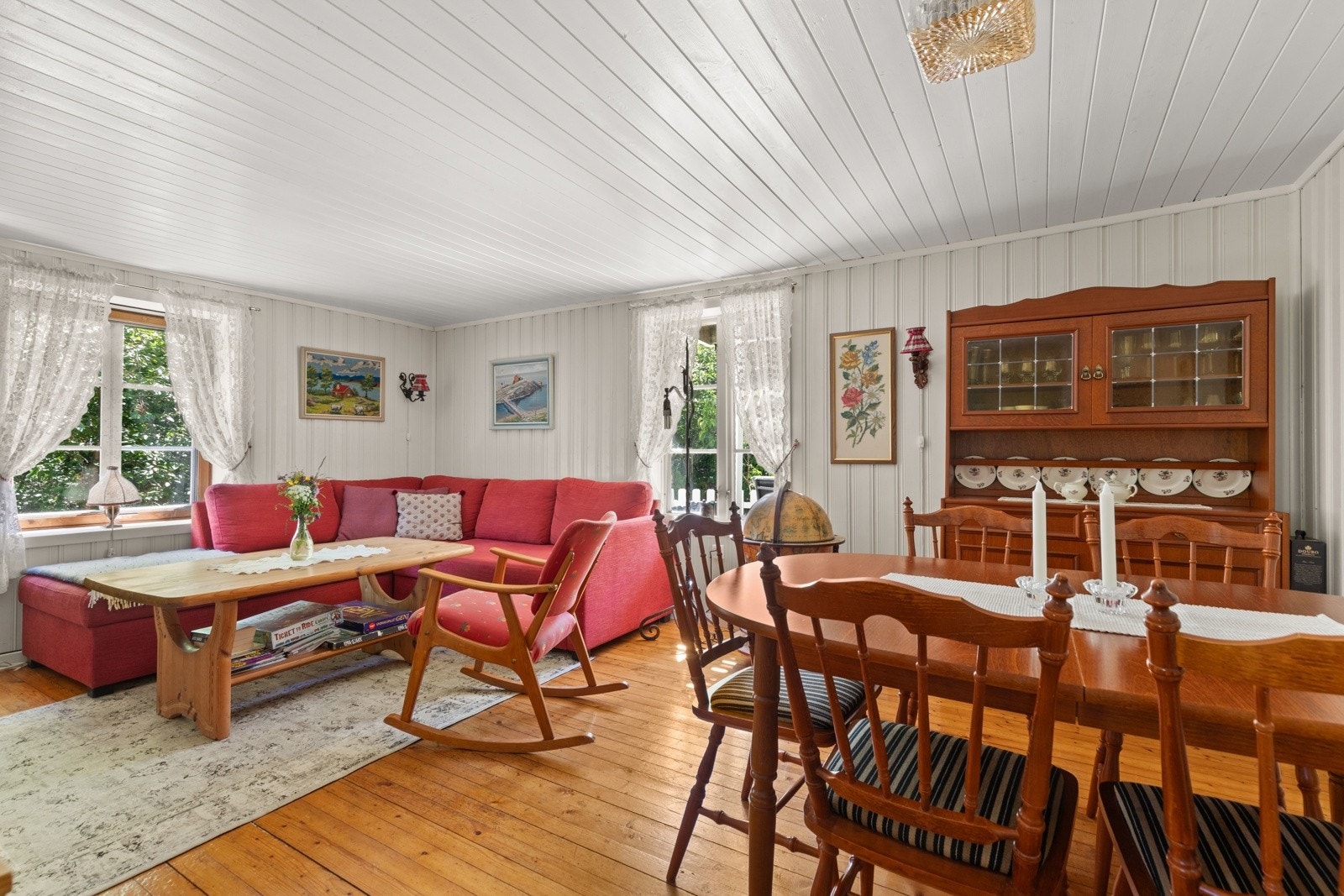 Store vindusflater som slipper inn rikelig med naturlig lys. Galleribilde