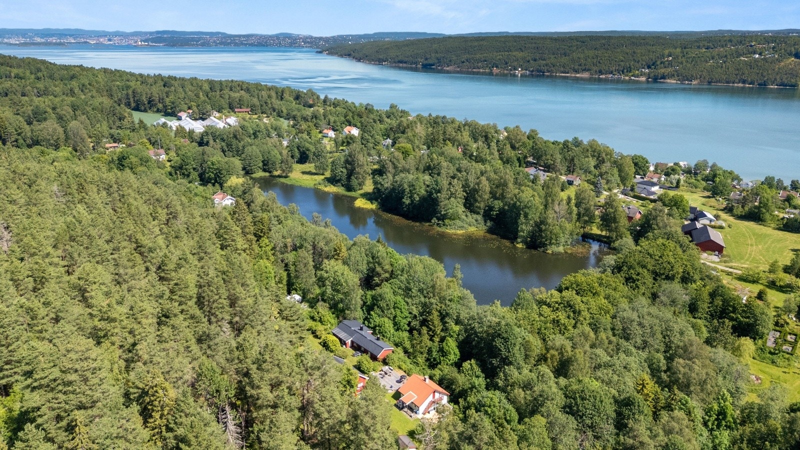 Området byr på vakker natur med flotte tur- og rekreasjonsmuligheter, samtidig som det er kort vei til offentlig kommunikasjon og gode servicetilbud. Galleribilde