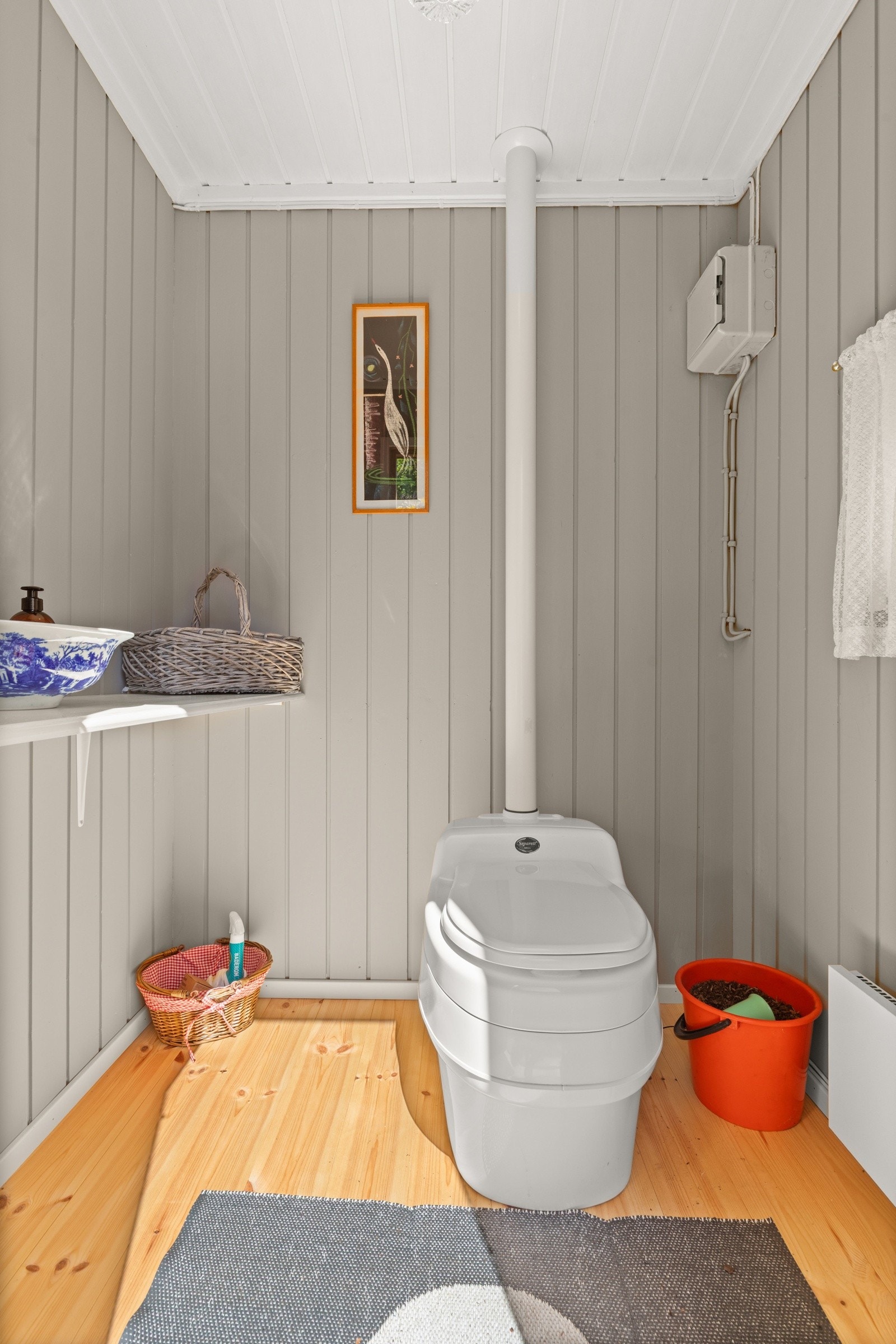 På utsiden av bygget er det et eget Separett toalett. Dette er en praktisk løsning på hytta og krever minimalt med vedlikehold. Galleribilde