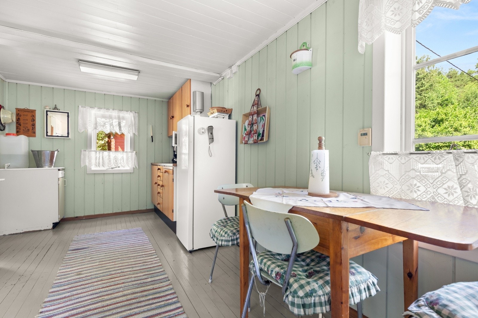 Perfekt frokostplass med utsikt ut over den frodige og livlige hagen. Galleribilde