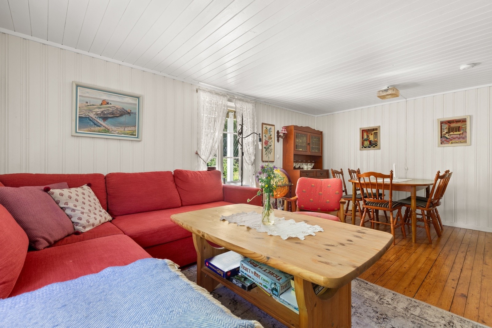 Lys og romslig stue med god plass til en sofagruppe og spisegruppe. Galleribilde