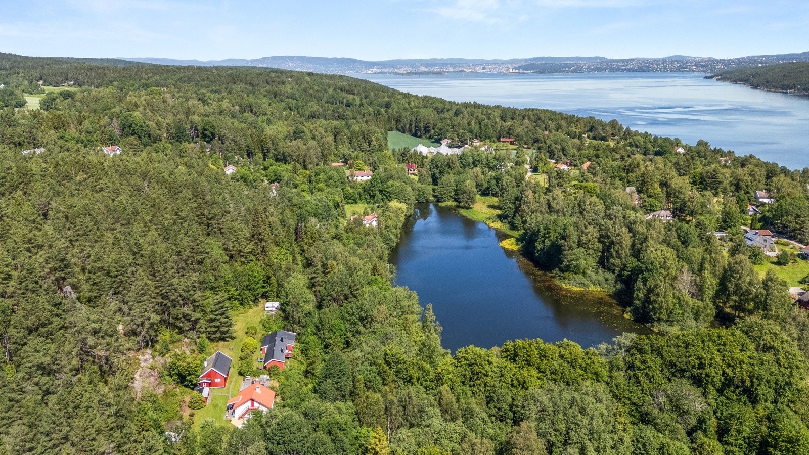 Idyllisk og solrik eiendom med tre hytter, et utehus og et anneks - perfekt for å samle familien! Galleribilde