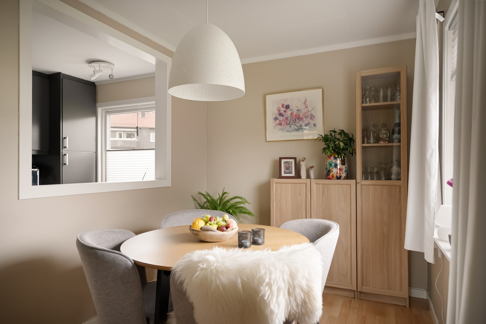 Praktisk åpning mellom kjøkken og spisestue. Galleribilde