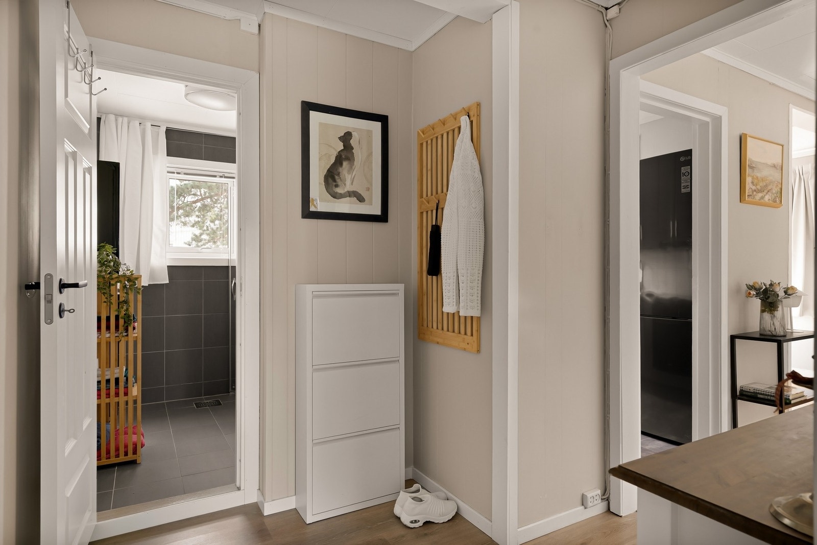 Lys og praktisk gang med plass til både oppheng av yttertøy og skoskap. Galleribilde