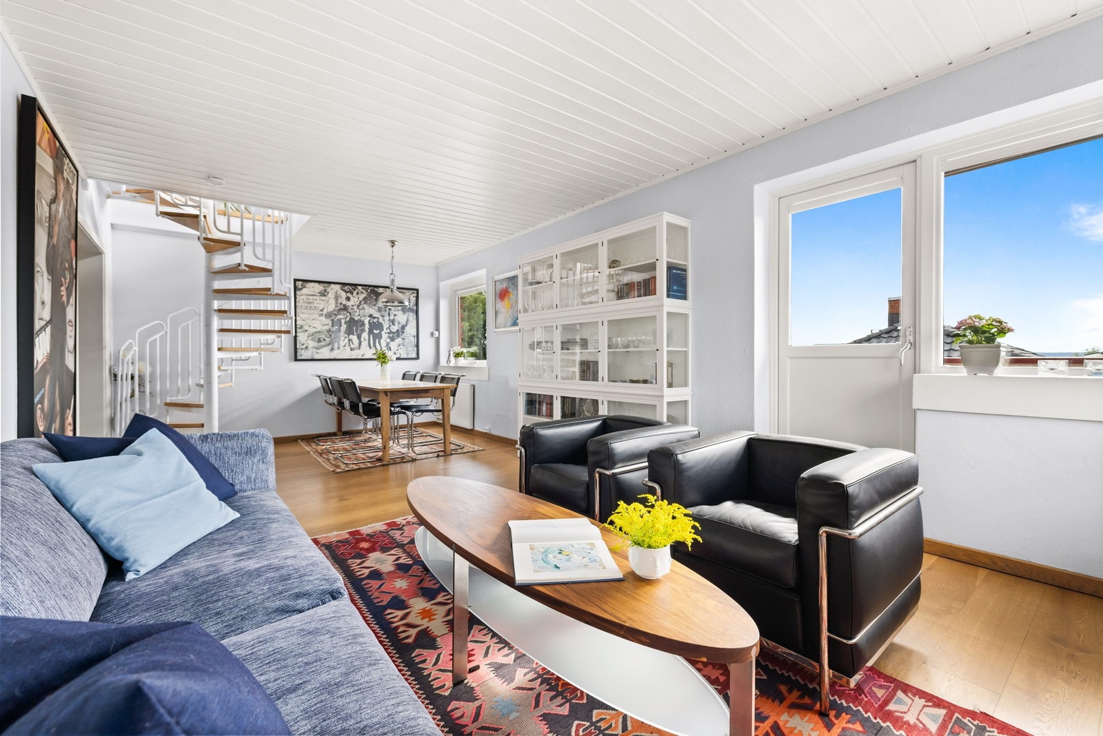 God plass til spisebord og sofagruppe Galleribilde