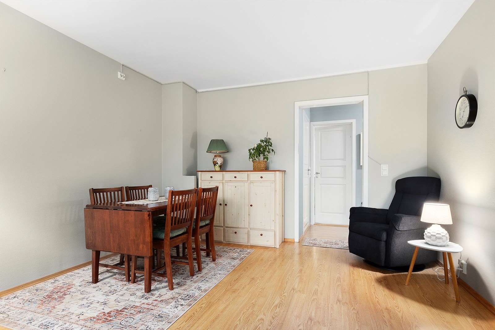 God plass til spisebord i stuen Galleribilde