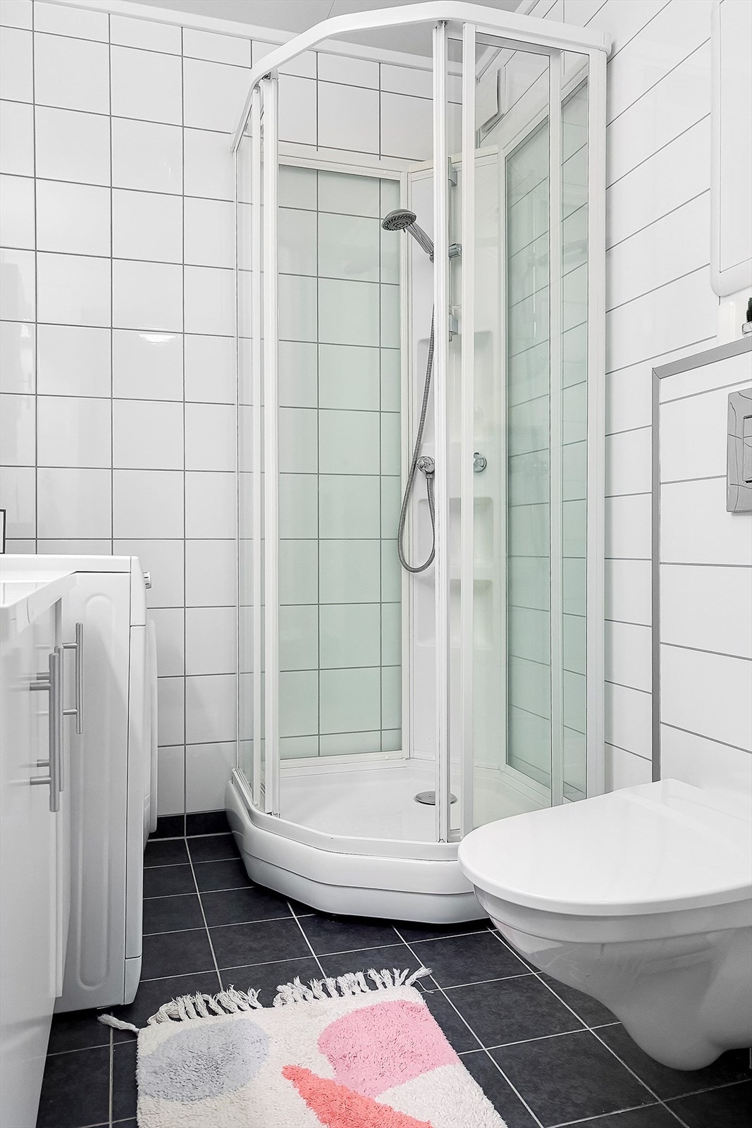 Vegghengt toalett og dusjkabinett Galleribilde