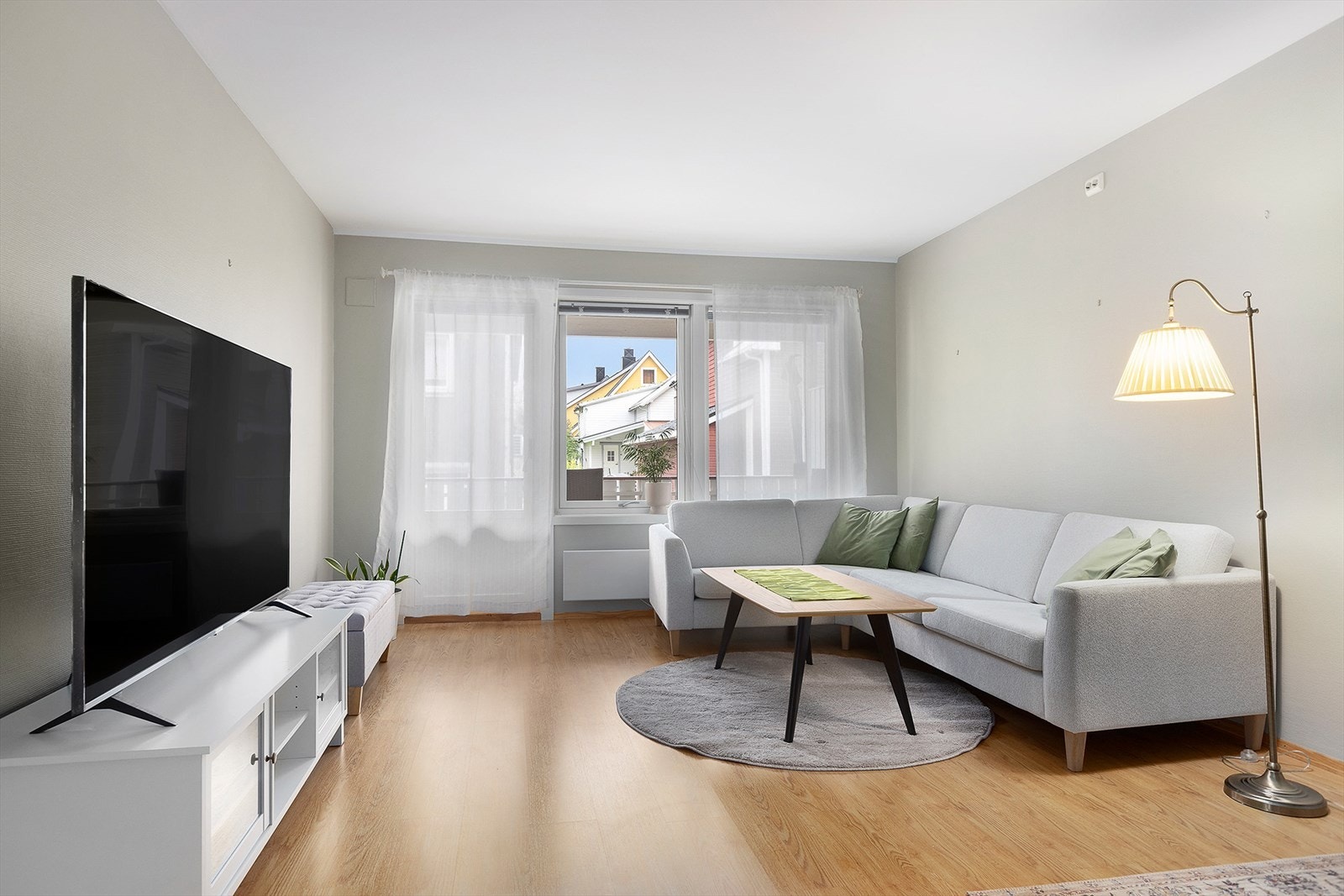 Pen stue med utgang til balkong Galleribilde