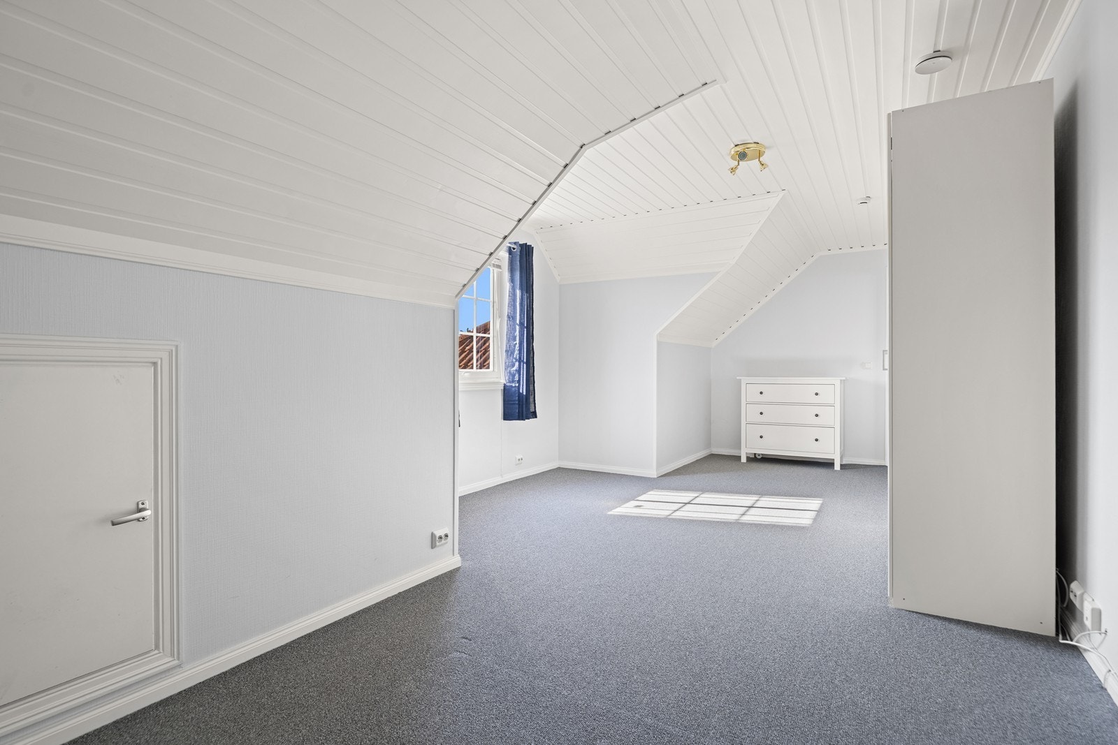 Soverom 4 er også meget romslig med plass til det meste man måtte trenge Galleribilde