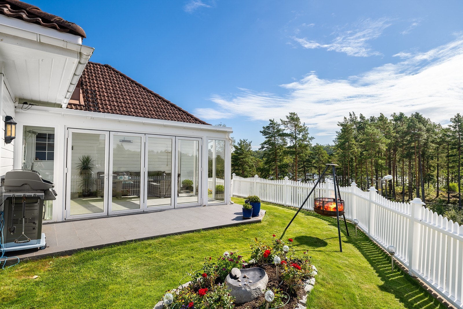 Flott uteområde med rolig atmosfære og utsyn mot grønne, skogkledde omgivelser Galleribilde