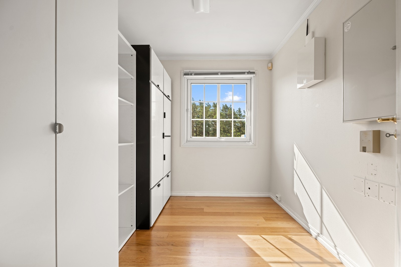 Ekstra rom som i dag er innredet som garderobe, men som enkelt kan brukes som et ekstra soverom ved behov Galleribilde