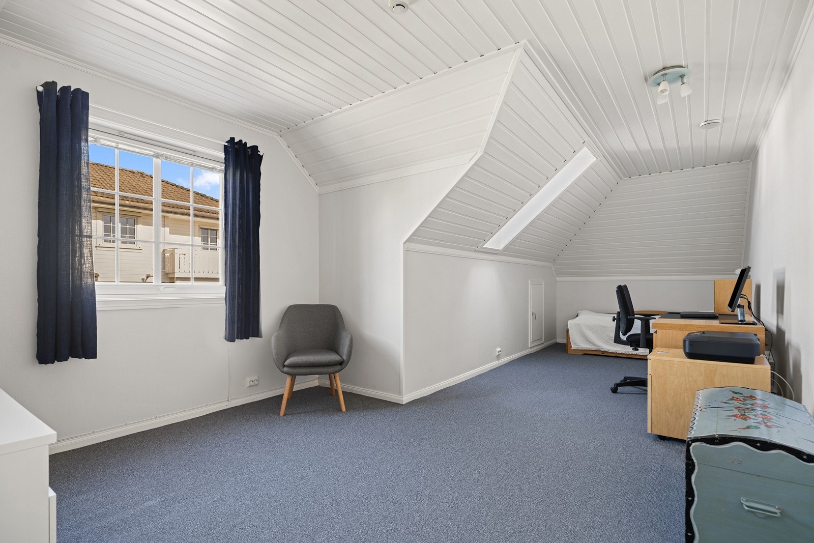 Soverom 3 er meget romslig med plass til dobbeltseng, garderobeløsning, kontorpult, m.m. Galleribilde