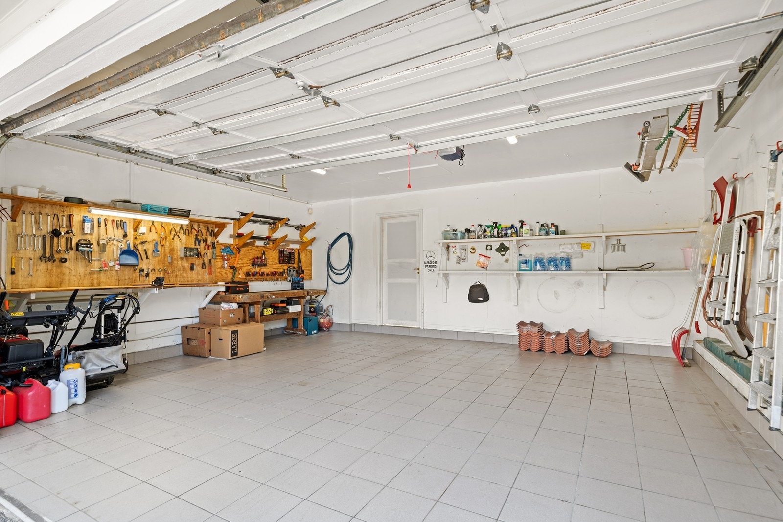 Stor og praktisk garasje Galleribilde