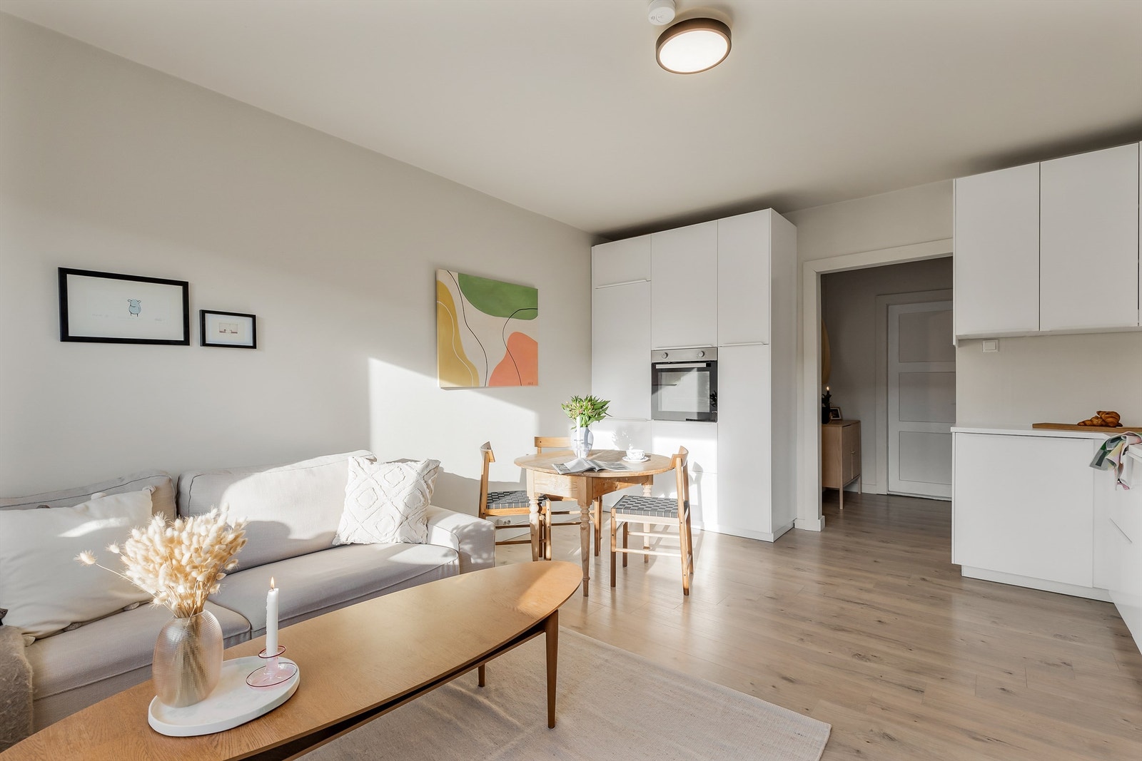 Her kan man innrede med sofa med tilhørende salongbord, TV-seksjon og en spisegruppe. Galleribilde