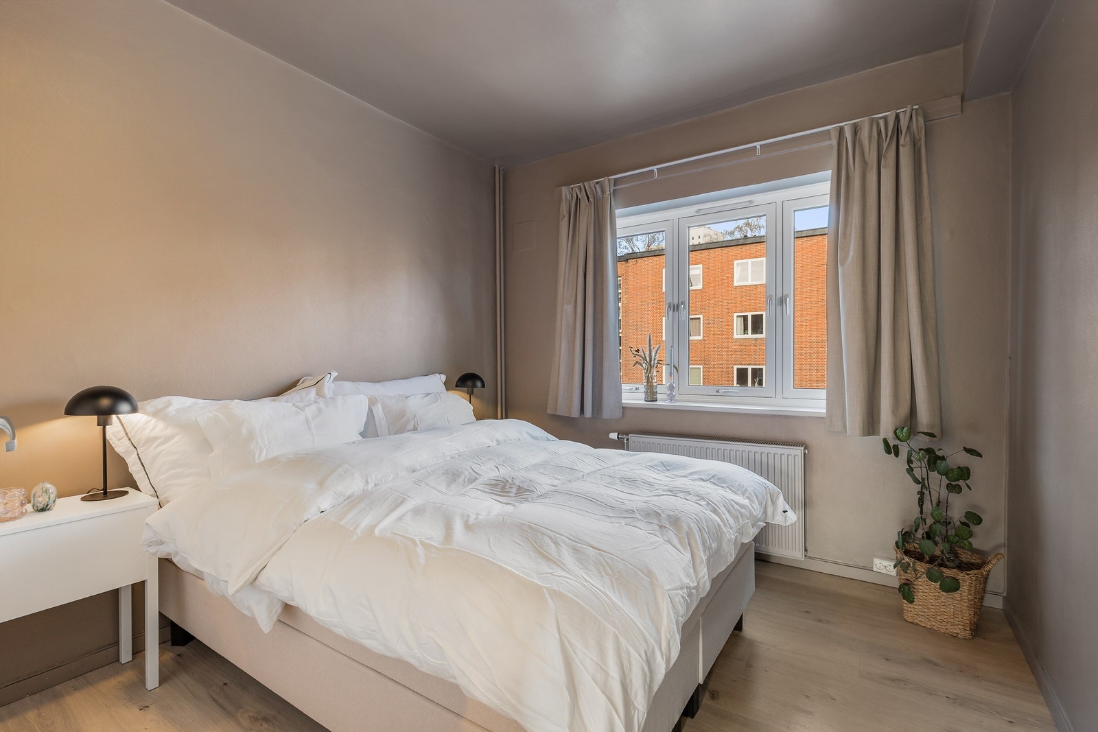 Stort soverom med plass til dobbeltseng og nattbord. Galleribilde