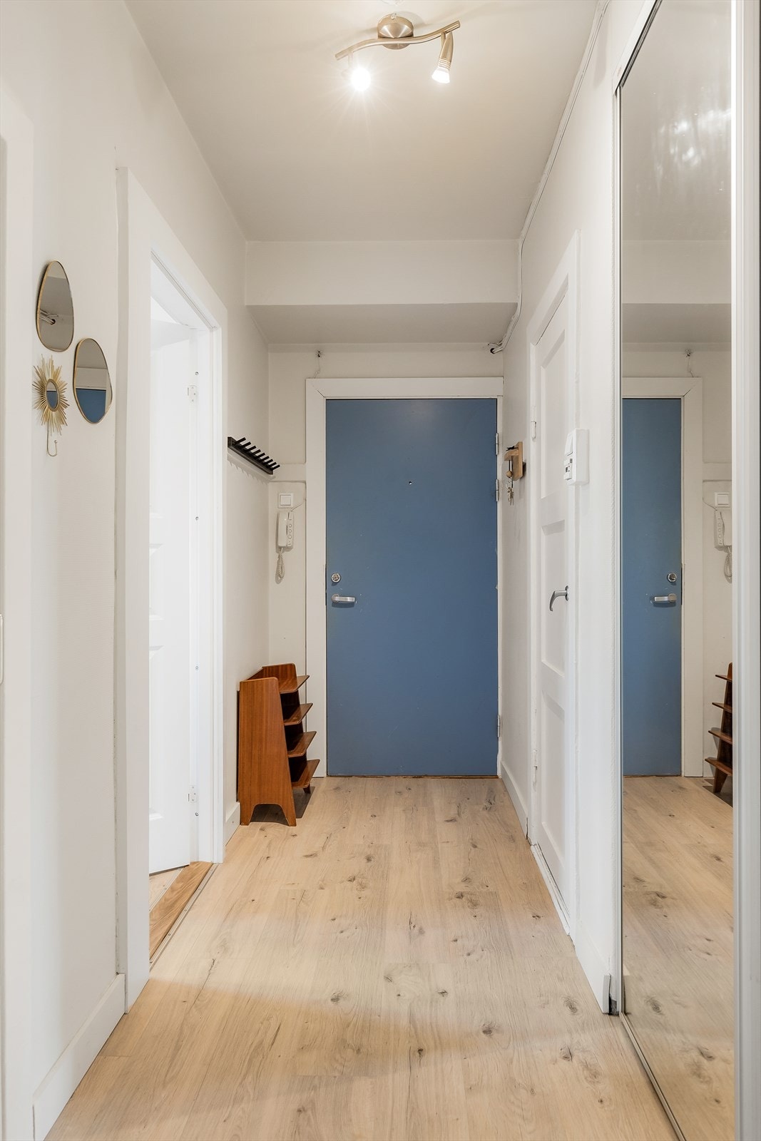 Nylagt gulv fra 2022. I garderobeskapet i gangen har du opplegg for vaskemaskin dersom du ikke ønsker å bruke vaskekjelleren. Galleribilde