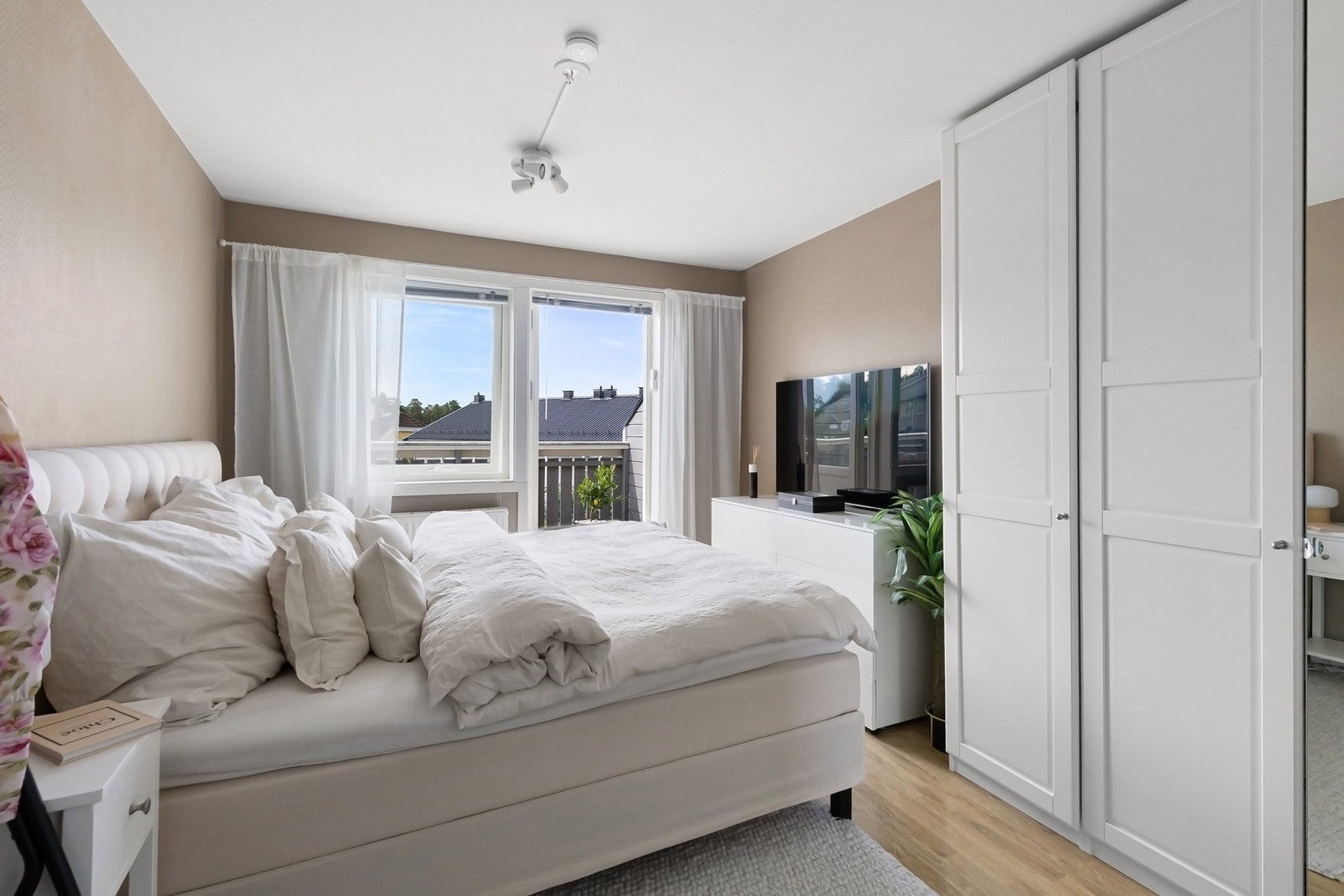 Hovedsoverommet har god plass til dobbelseng Galleribilde