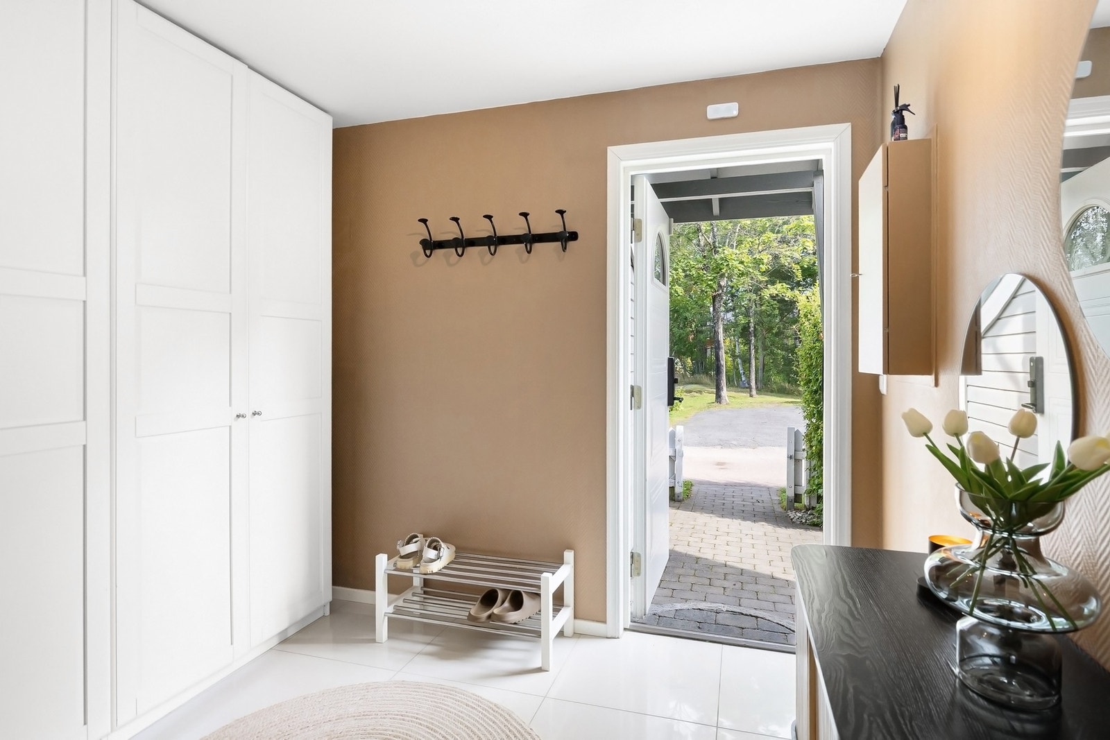 Romslig og innbydende entre med god lagringsplass i garderobe Galleribilde