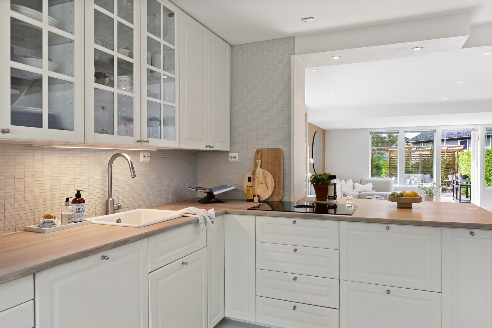 Integrerte hvitevarer med oppvaskmaskin, micro, stekeovn,
induksjonsplatetopp og kjøl/frys. Galleribilde