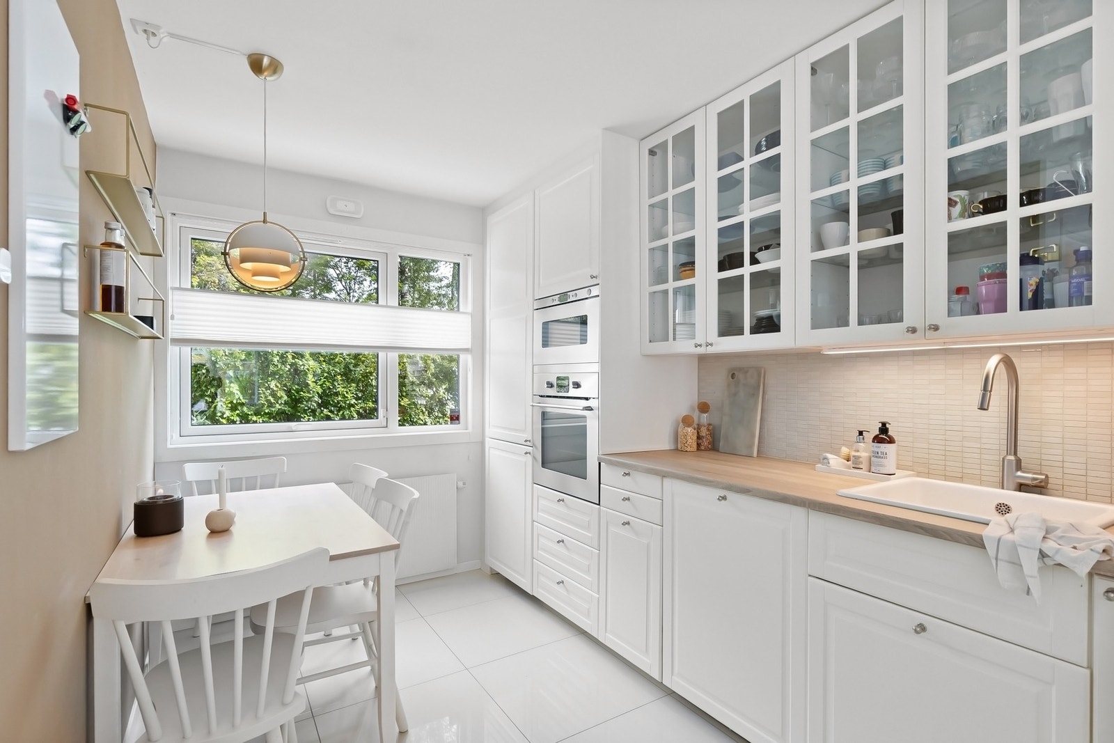 Delikat kjøkken fra 2016 med plass til et mindre spisebord Galleribilde