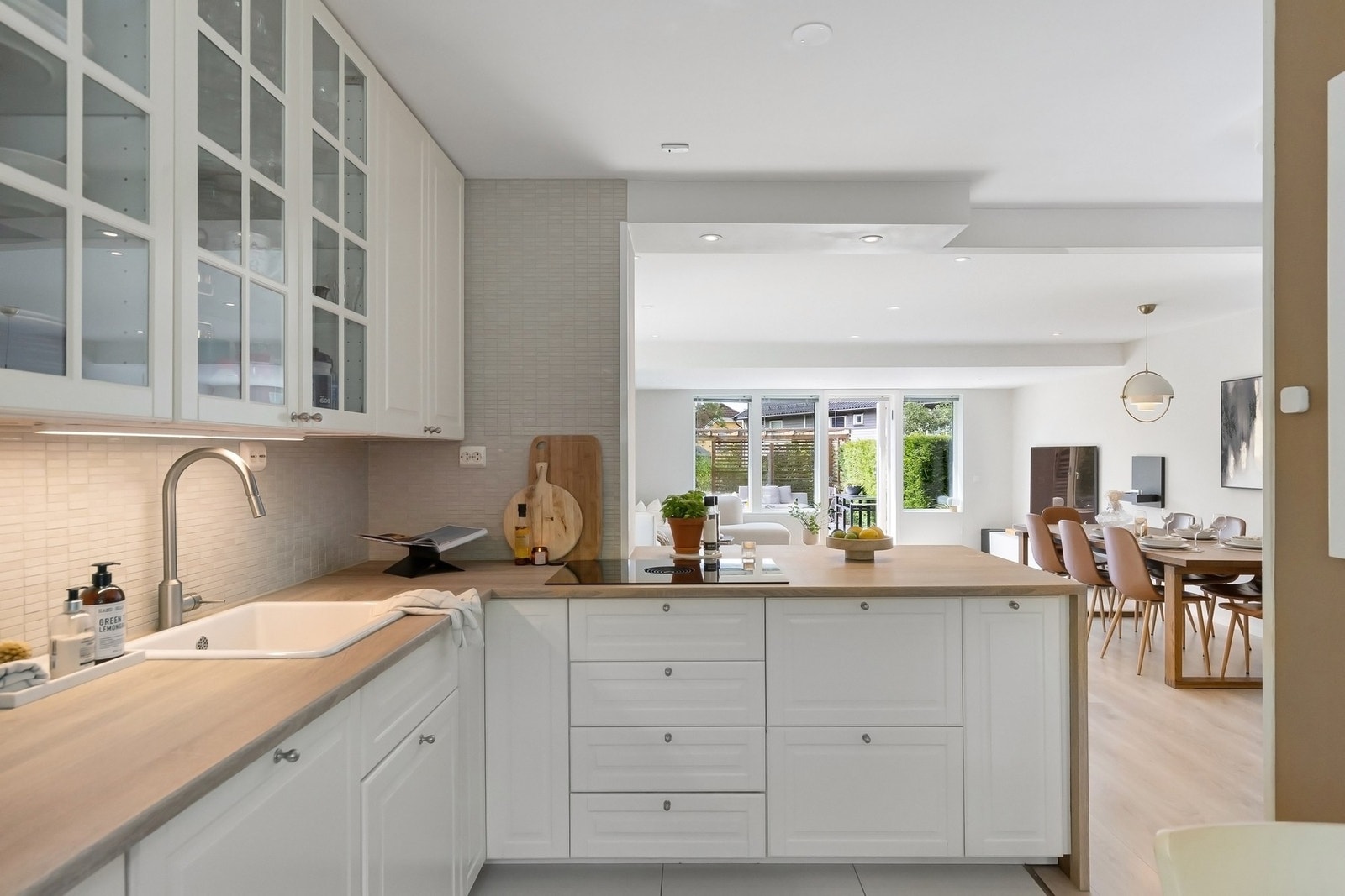 Stikkontakt på vegg over benk,
fliser mellom benk og overskap, ledbelysning under overskap Galleribilde