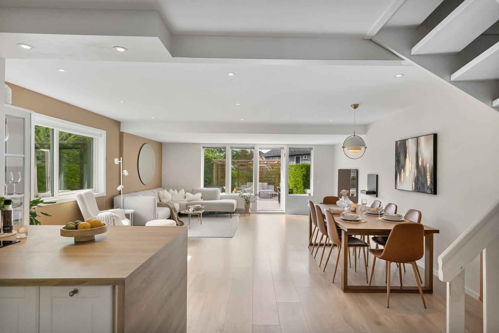 Vinduer på tre sider slipper inn rikelig med naturlig lys og skaper en god atmosfære Galleribilde