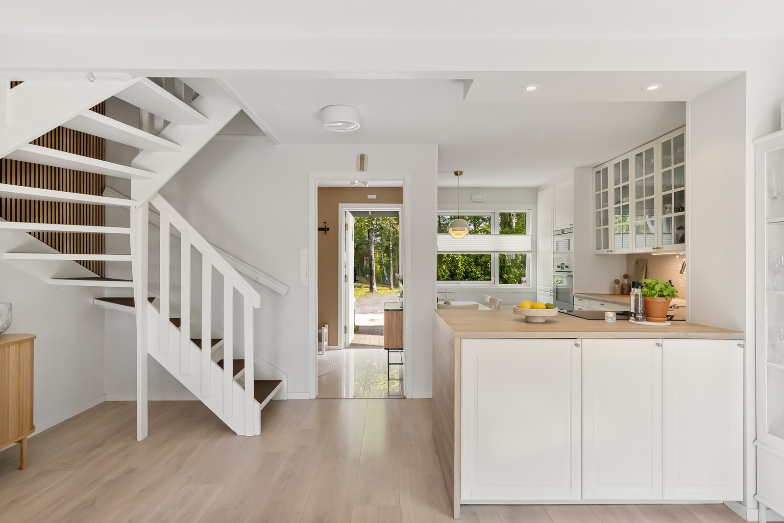 Waterguard og komfyrvakt er montert på kjøkken. Kullfilterventilator Galleribilde